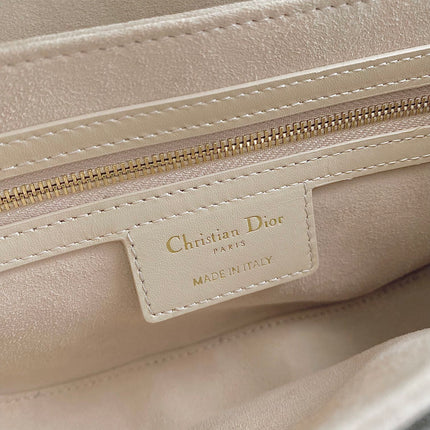 SIGNATURE HOBO 21 BAG IN BEIGE CALFSKIN