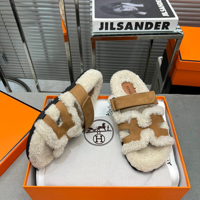 CHYPRE SLIPPERS IN BEIGE LAMB WOOL AND PERU BROWN SUEDE