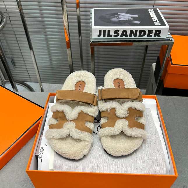 CHYPRE SLIPPERS IN BEIGE LAMB WOOL AND PERU BROWN SUEDE