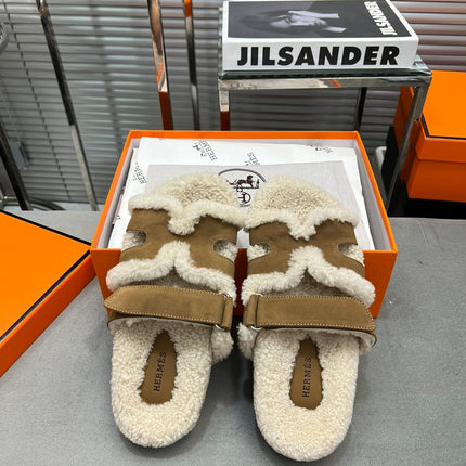 CHYPRE SLIPPERS IN BEIGE LAMB WOOL AND LIGHT FRENCH BEIGE SUEDE