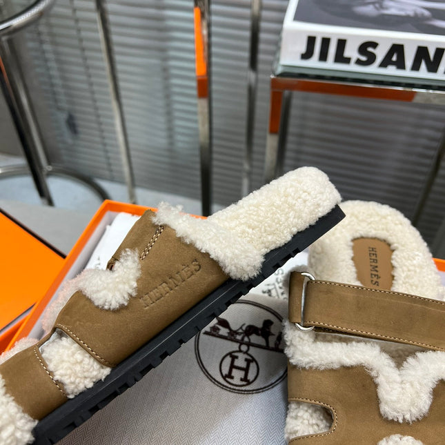 CHYPRE SLIPPERS IN BEIGE LAMB WOOL AND LIGHT FRENCH BEIGE SUEDE