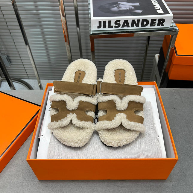 CHYPRE SLIPPERS IN BEIGE LAMB WOOL AND LIGHT FRENCH BEIGE SUEDE