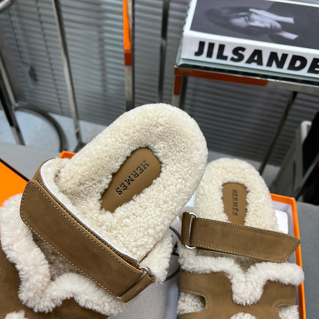 CHYPRE SLIPPERS IN BEIGE LAMB WOOL AND LIGHT FRENCH BEIGE SUEDE