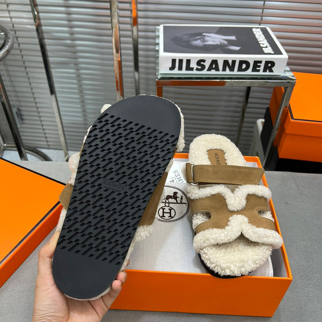 CHYPRE SLIPPERS IN BEIGE LAMB WOOL AND LIGHT FRENCH BEIGE SUEDE