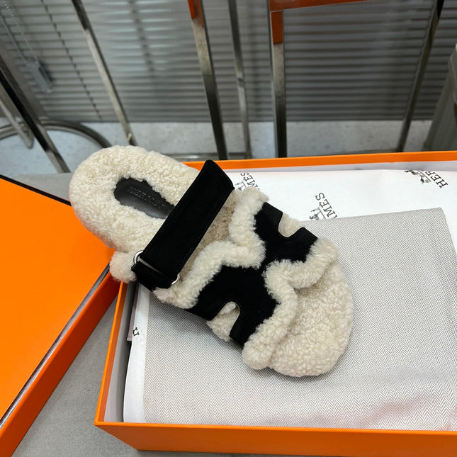 CHYPRE SLIPPERS IN BEIGE LAMB WOOL AND BLACK SUEDE