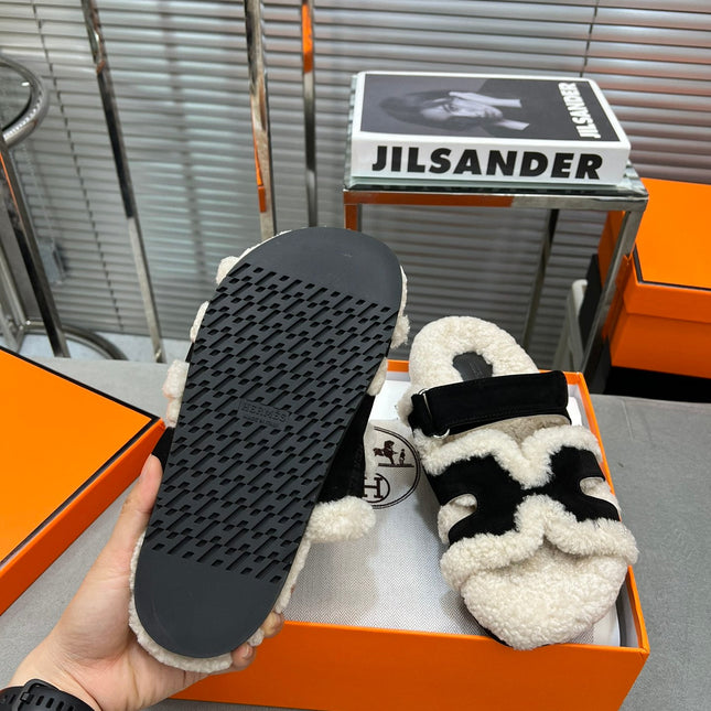 CHYPRE SLIPPERS IN BEIGE LAMB WOOL AND BLACK SUEDE