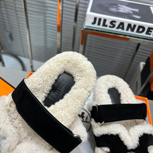 CHYPRE SLIPPERS IN BEIGE LAMB WOOL AND BLACK SUEDE