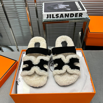 CHYPRE SLIPPERS IN BEIGE LAMB WOOL AND BLACK SUEDE