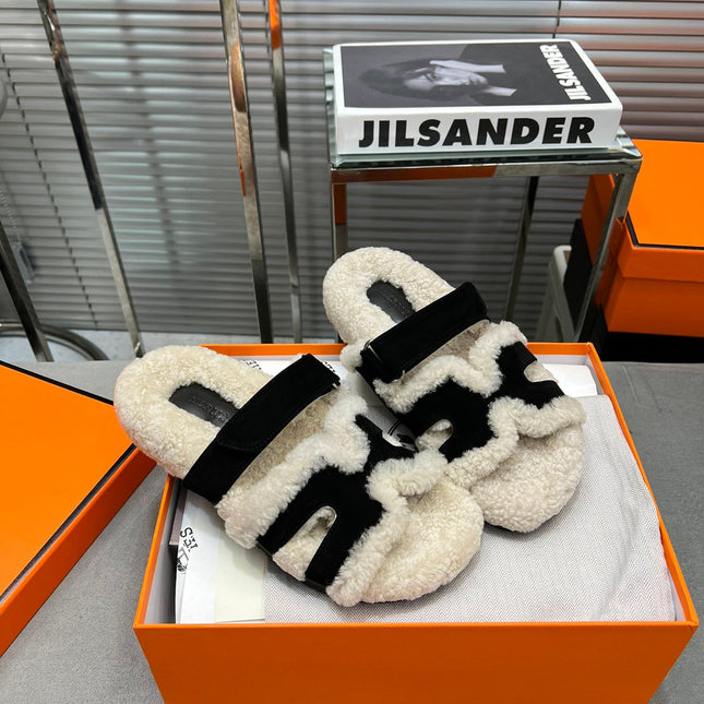 CHYPRE SLIPPERS IN BEIGE LAMB WOOL AND BLACK SUEDE