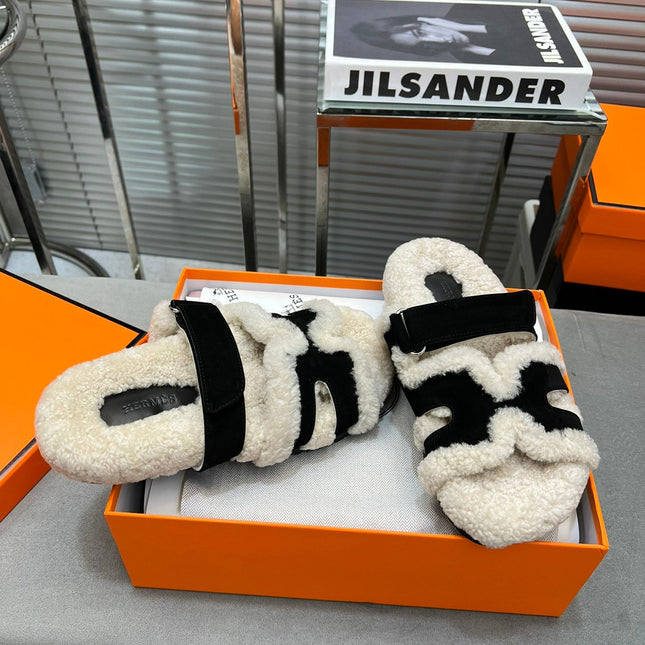 CHYPRE SLIPPERS IN BEIGE LAMB WOOL AND BLACK SUEDE