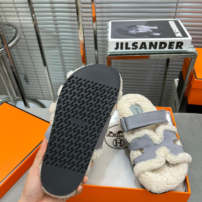 CHYPRE SLIPPERS IN BEIGE LAMB WOOL AND COOL GRAY SUEDE