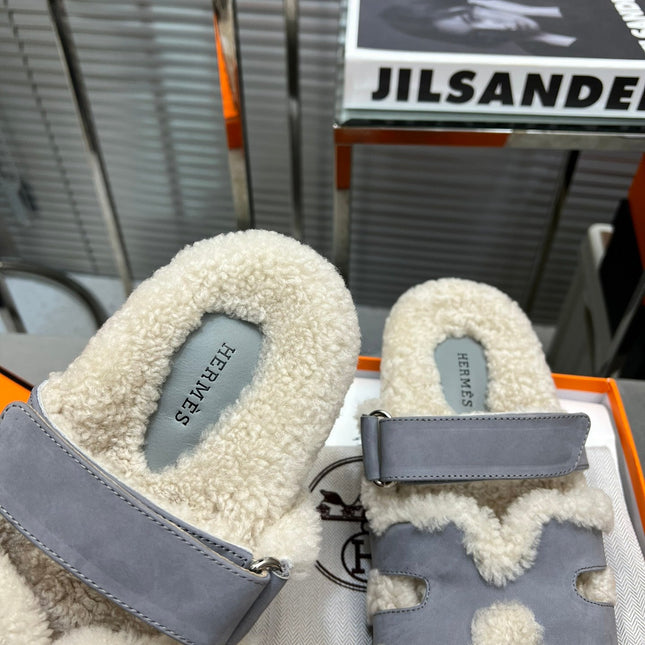 CHYPRE SLIPPERS IN BEIGE LAMB WOOL AND COOL GRAY SUEDE