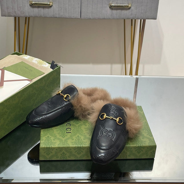 HORSEBIT MULE IN BLACK EMBOSSED CALFSKIN AND LAMB WOOL LINING