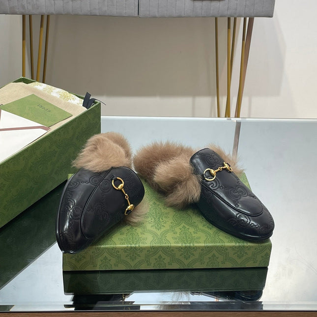 HORSEBIT MULE IN BLACK EMBOSSED CALFSKIN AND LAMB WOOL LINING