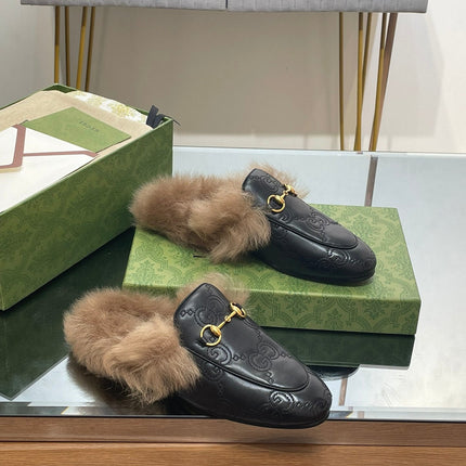 HORSEBIT MULE IN BLACK EMBOSSED CALFSKIN AND LAMB WOOL LINING