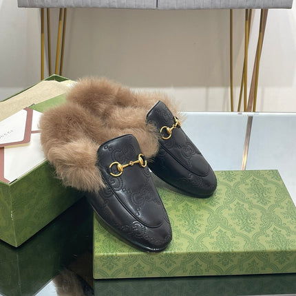 HORSEBIT MULE IN BLACK EMBOSSED CALFSKIN AND LAMB WOOL LINING