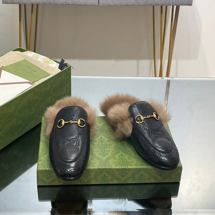 HORSEBIT MULE IN BLACK EMBOSSED CALFSKIN AND LAMB WOOL LINING