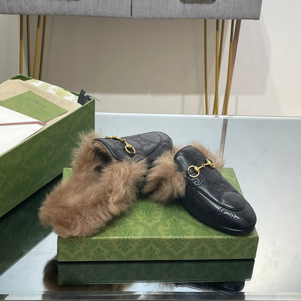 HORSEBIT MULE IN BLACK EMBOSSED CALFSKIN AND LAMB WOOL LINING