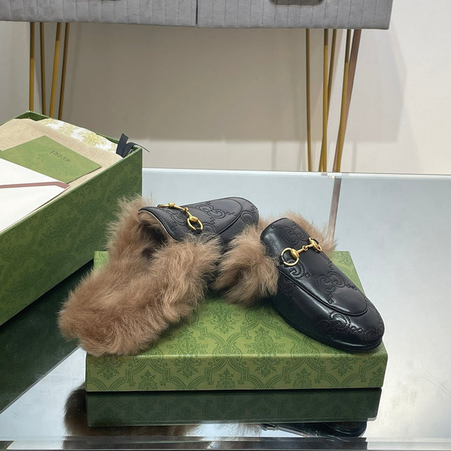 HORSEBIT MULE IN BLACK EMBOSSED CALFSKIN AND LAMB WOOL LINING