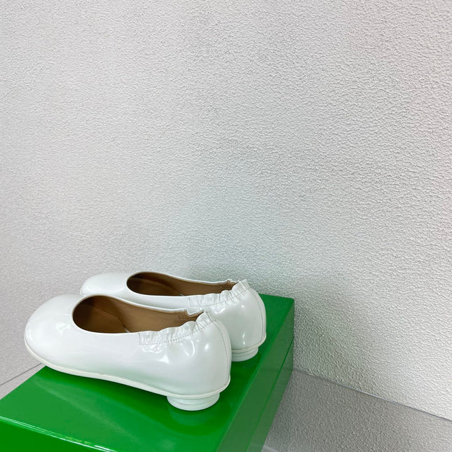 ATOMIC BALLERINA FLAT IN WHITE CALFSKIN