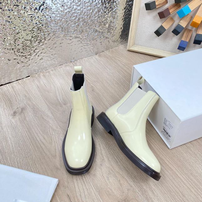 ANKLE BOOTS IN WHITE PATENT CALFSKIN