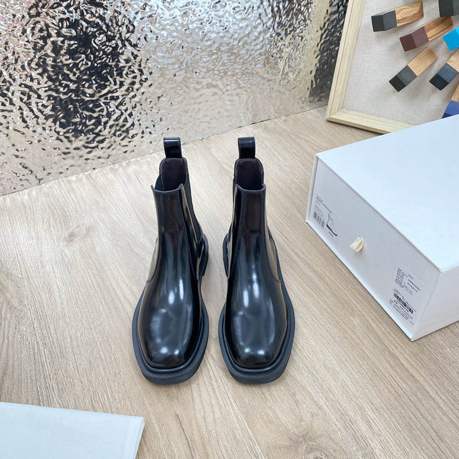 ANKLE BOOTS IN BLACK PATENT CALFSKIN