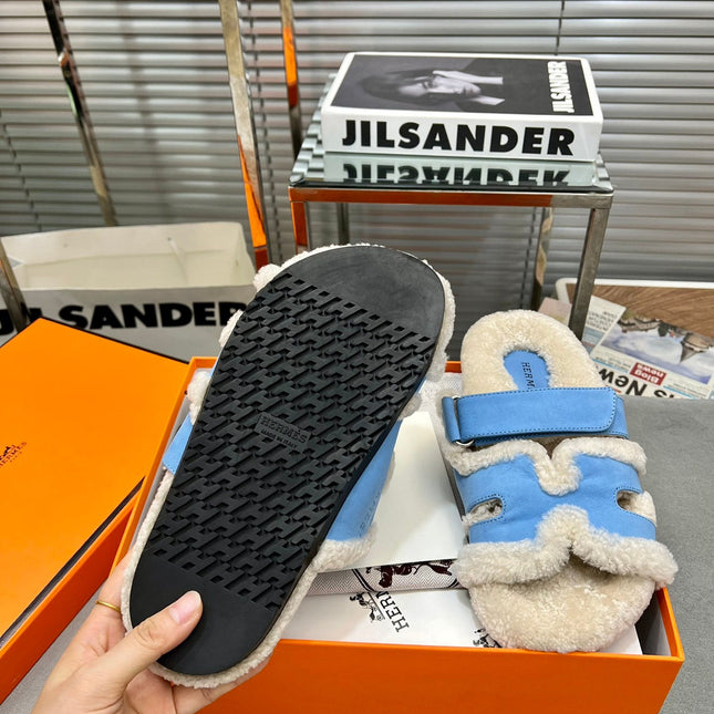 CHYPRE SLIPPERS IN BEIGE LAMB WOOL AND OCEAN BLUE SUEDE