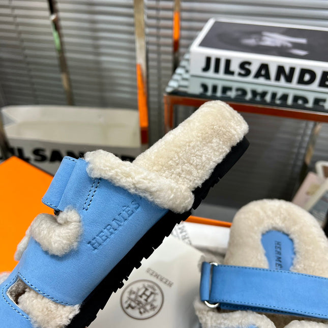 CHYPRE SLIPPERS IN BEIGE LAMB WOOL AND OCEAN BLUE SUEDE