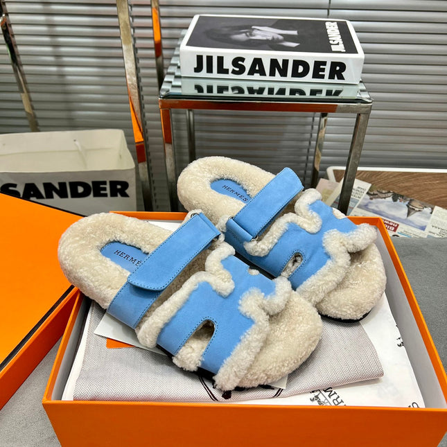 CHYPRE SLIPPERS IN BEIGE LAMB WOOL AND OCEAN BLUE SUEDE