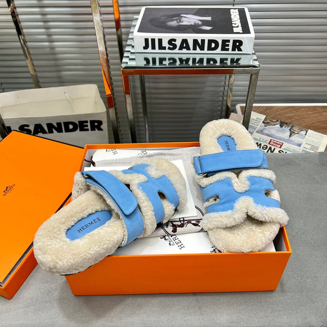 CHYPRE SLIPPERS IN BEIGE LAMB WOOL AND OCEAN BLUE SUEDE