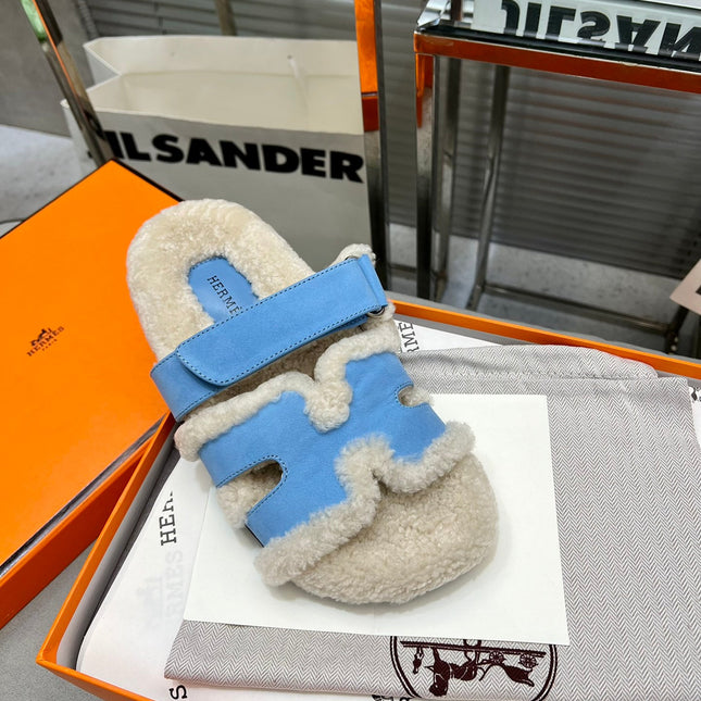 CHYPRE SLIPPERS IN BEIGE LAMB WOOL AND OCEAN BLUE SUEDE
