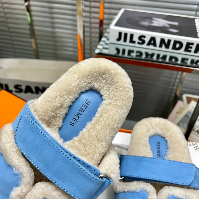 CHYPRE SLIPPERS IN BEIGE LAMB WOOL AND OCEAN BLUE SUEDE