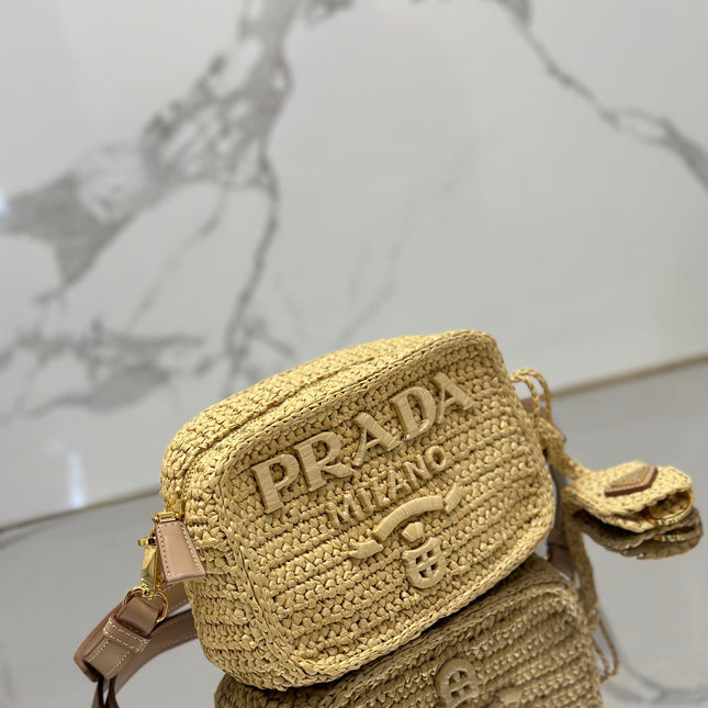 CAMERA BAG 20 IN BEIGE WOVEN RAFFIA