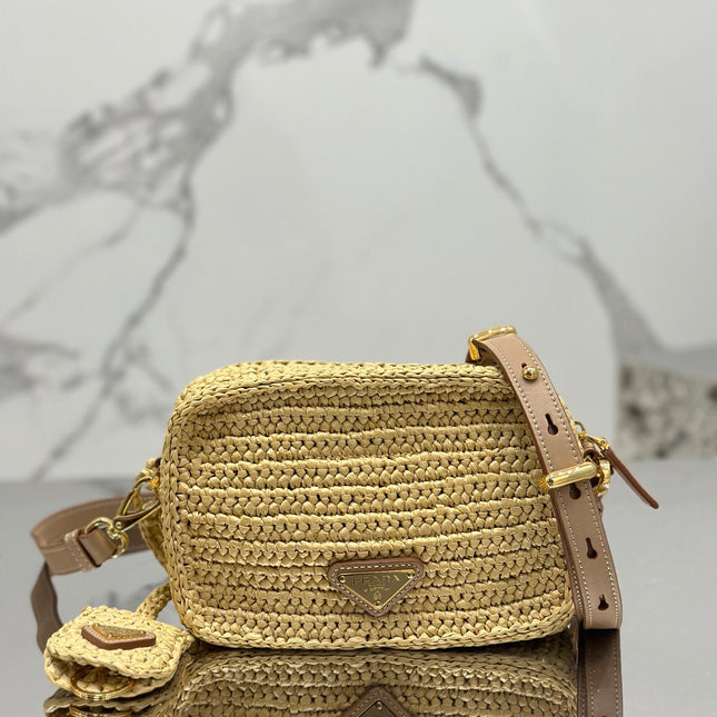 CAMERA BAG 20 IN BEIGE WOVEN RAFFIA