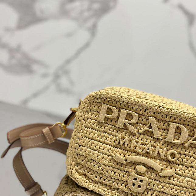 CAMERA BAG 20 IN BEIGE WOVEN RAFFIA