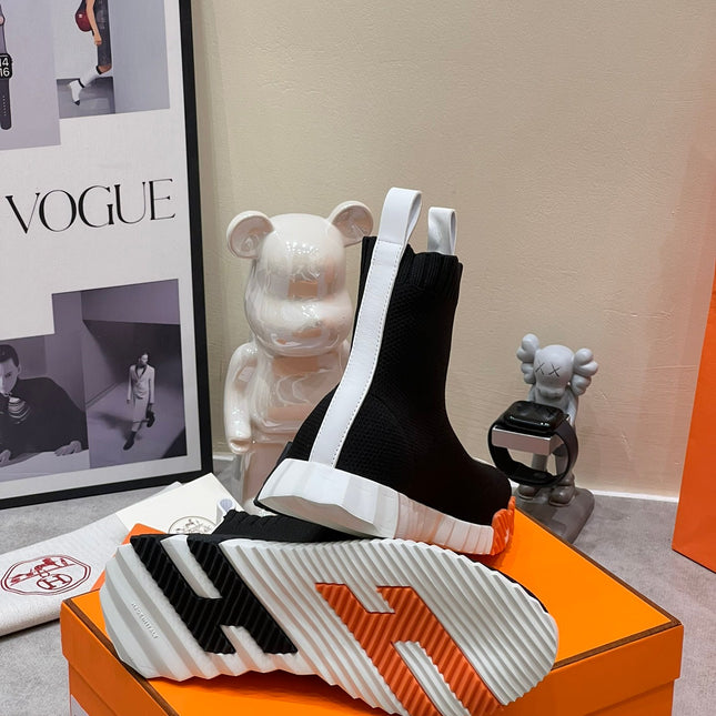 H FUN CLASSIC SNEAKER STYLISH BLACK AND WHITE LINE FABRIC