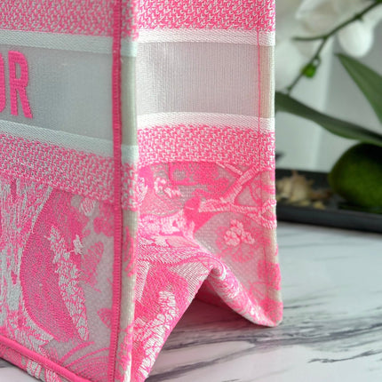 MEDIUM BOOK TOTE 37 CANDY PINK MACROCANNAGE EMBROIDERY
