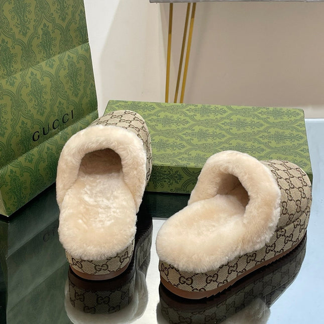 GG MOLLY MULE IN PEANUT BROWN MONOGRAM JACQUARD FABRIC AND SHEARLING LINING