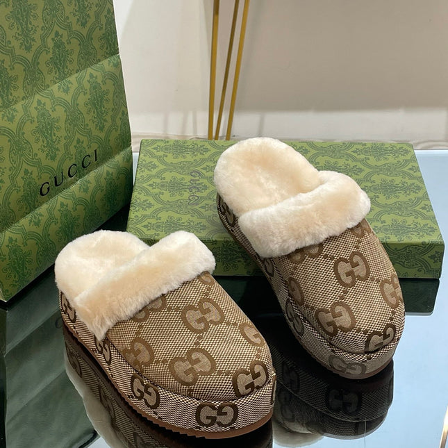 GG MOLLY MULE IN CAMEL BROWN MONOGRAM JACQUARD FABRIC AND SHEARLING LINING