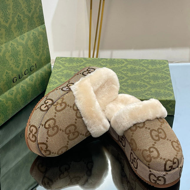 GG MOLLY MULE IN CAMEL BROWN MONOGRAM JACQUARD FABRIC AND SHEARLING LINING