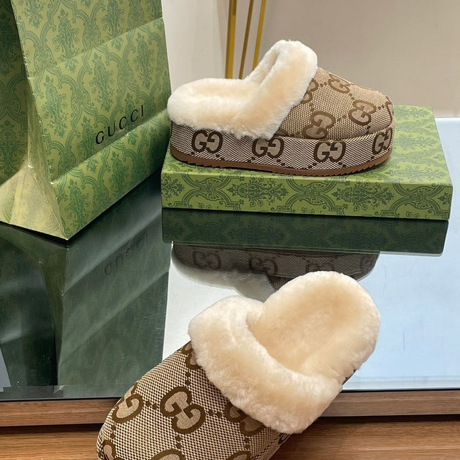 GG MOLLY MULE IN CAMEL BROWN MONOGRAM JACQUARD FABRIC AND SHEARLING LINING
