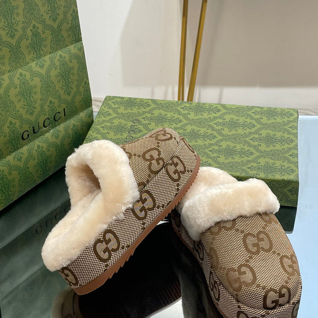 GG MOLLY MULE IN CAMEL BROWN MONOGRAM JACQUARD FABRIC AND SHEARLING LINING
