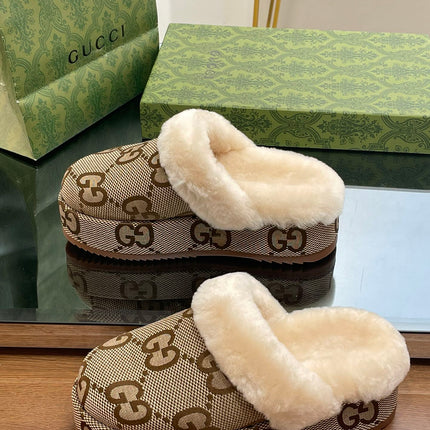 GG MOLLY MULE IN CAMEL BROWN MONOGRAM JACQUARD FABRIC AND SHEARLING LINING