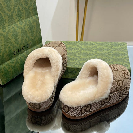 GG MOLLY MULE IN CAMEL BROWN MONOGRAM JACQUARD FABRIC AND SHEARLING LINING