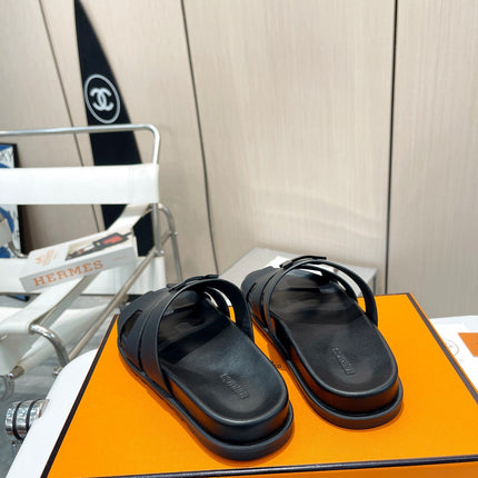 HM CHYPRE SANDAL BLACK WITH H-BUCKLECALFSKIN