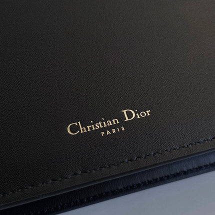 SIGNATURE CHAIN BAG 21 IN BLACK CALFSKIN