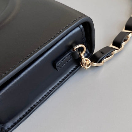SIGNATURE CHAIN BAG 21 IN BLACK CALFSKIN