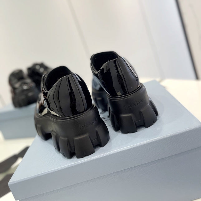 MONOLITH LACE-UP LOAFER IN BLACK GLOSSY CALFSKIN ATTACHED TRIANGLE LOGO