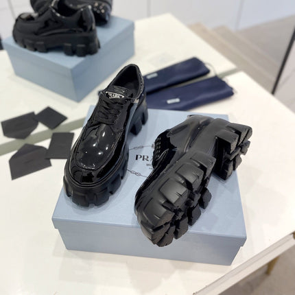 MONOLITH LACE-UP LOAFER IN BLACK GLOSSY CALFSKIN ATTACHED TRIANGLE LOGO