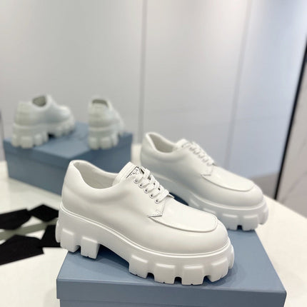 MONOLITH LACE-UP LOAFER IN WHITE CALFSKIN ATTACHED TRIANGLE LOGO